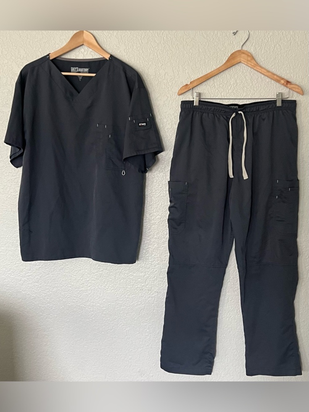 Grey's Anatomy Preston Men's L grey Cargo Scrub Top & Pants with Drawstring